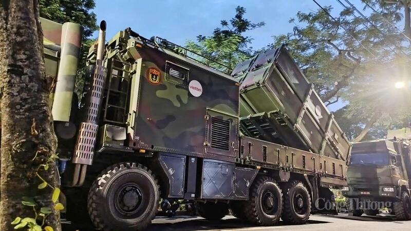 Trong đó, đạn tên lửa sông Hồng là loại tên lửa hành trình cận âm, có tầm bắn 80 km. Việc đặt tên tổ hợp theo dãy núi Trường Sơn và đạn tên lửa theo dòng sông Hồng mang ý nghĩa biểu tượng sâu sắc: Sự kết hợp giữa “núi và sông”, khẳng định quyết tâm bảo vệ chủ quyền, lãnh thổ và biển đảo của Tổ quốc.