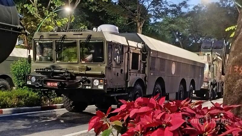 Tổ hợp tên lửa Trường Sơn được cấu thành từ xe chỉ huy điều khiển, xe radar, xe bệ phóng, xe vận chuyển - nạp tên lửa và xe kiểm tra.