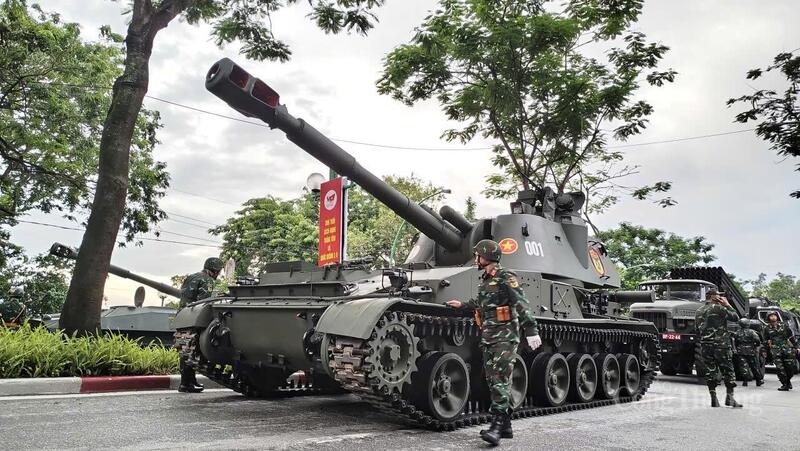 Pháo tự hành SU-152 là loại hỏa lực mạnh và hiện đại được trang bị trong Quân đội nhân dân Việt Nam xuất hiện trên đường Thanh Niên.