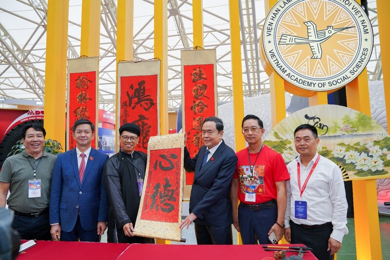 Chủ tịch Quốc hội Trần Thanh Mẫn tham gia trải nghiệm hoạt động tặng chữ thư pháp.