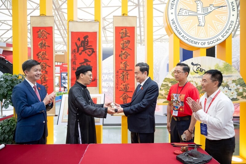 Viện Hàn lâm Khoa học xã hội Việt Nam trân trọng trao tặng Chủ tịch Quốc hội Trần Thanh Mẫn bức thư pháp với ý nghĩa sâu sắc.