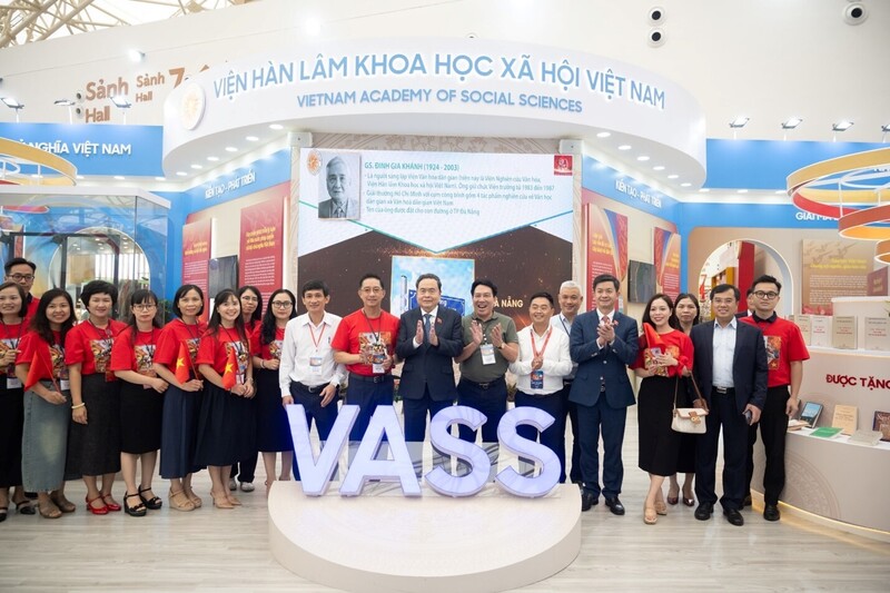 Chủ tịch Quốc hội Trần Thanh Mẫn chụp ảnh lưu niệm cùng các cán bộ thực hiện nhiệm vụ triển lãm của Viện Hàn lâm Khoa học xã hội Việt Nam.