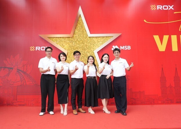 Cán bộ nhân viên văn phòng làm việc tại toà nhà hân hoan lưu lại hình ảnh cùng đồng nghiệp, như một cách lan tỏa niềm tự hào dân tộc và tinh thần đoàn kết.