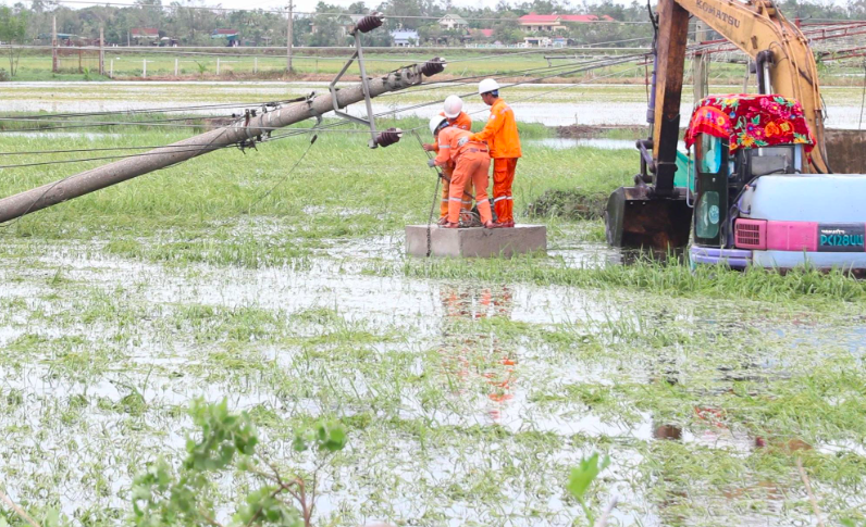Khôi phục cấp điện trở lại cho người dân