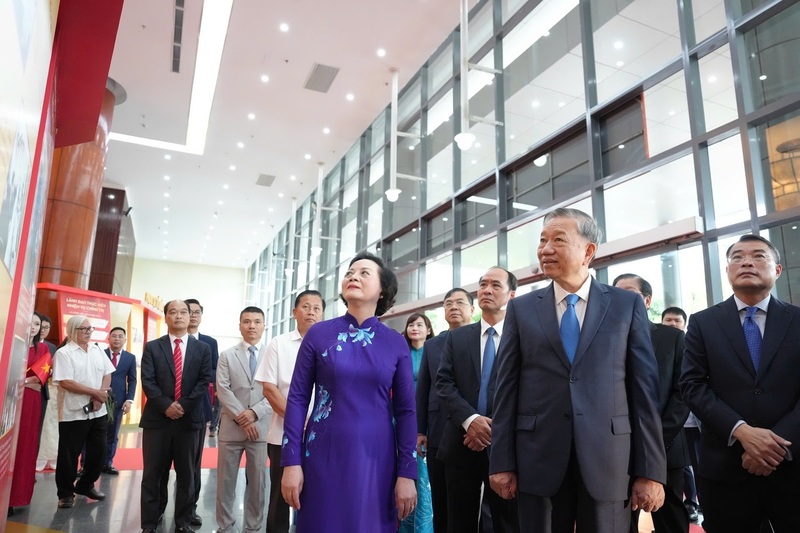 Bộ trưởng Nội vụ Phạm Thị Thanh Trà chào mừng Tổng Bí thư Tô Lâm, cùng tham quan triển lãm về 80 năm lịch sử ngành Nội vụ. Ảnh: Hải Long
