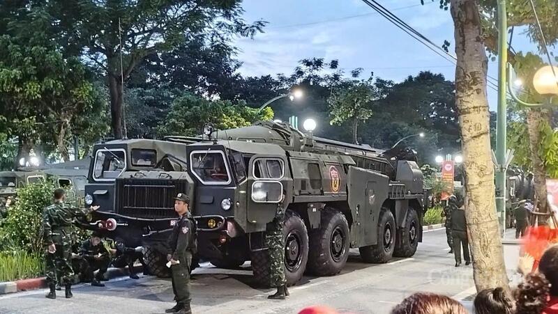 Ngoài ra, Tổ hợp tên lửa đạn đạo Scud-B với tên lửa đối đất R-17E là khí tài được quan tâm nhất xuất hiện tại lễ diễu binh A80.