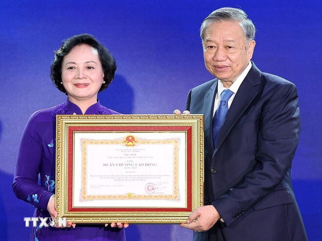 Tổng Bí thư Tô Lâm trao tặng Huân chương Lao động hạng Nhất cho Bộ Nội vụ. Ảnh: Thống Nhất/TTXVN