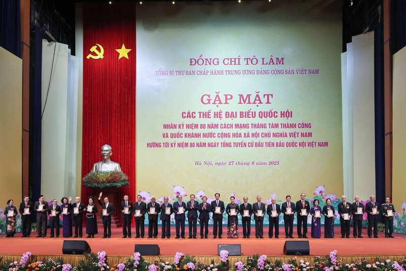 Chủ tịch Quốc hội Trần Thanh Mẫn trao kỷ niệm chương vì sự nghiệp Quốc hội Việt Nam cho các đại biểu