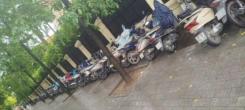 Bãi gửi xe tự phát được lập trái phép tại ngã tư phố Chu Văn An - Điện Biên Phủ. Ảnh: Trung Nguyên