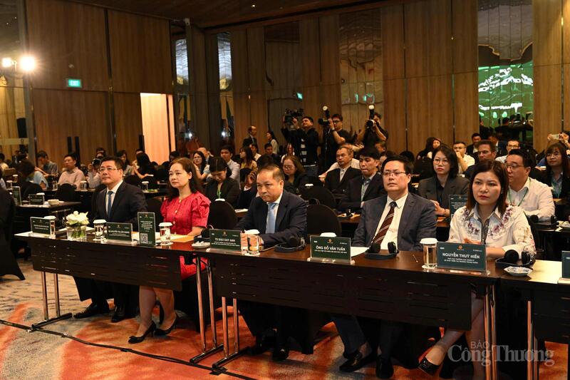 Bộ trưởng Bộ Công Thương cùng các đại biểu tham dự hội thảo. Ảnh: Cấn Dũng