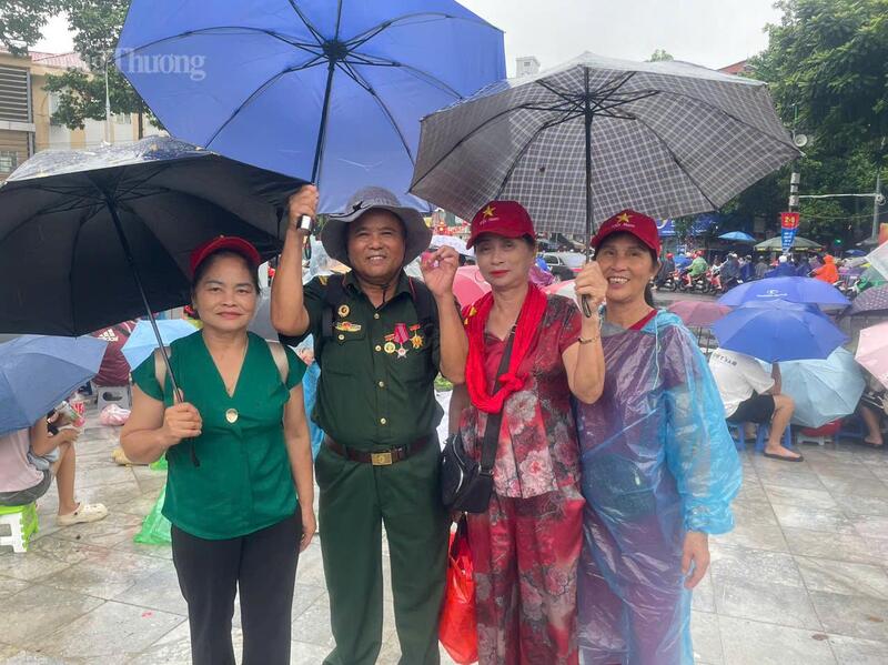 Chú Đỗ Công Hồng, 72 tuổi, từng tham gia chiến dịch Hồ Chí Minh tại Tây Nguyên năm 1974 (ở Chương Mỹ) cùng gia đình đi từ 5h sáng lên Hùng Vương xem sơ duyệt diễu binh. "Tôi rất tự hào là người Việt Nam, tự hào vì đã từng là người lính cầm súng chiến đấu bảo vệ tỏ quốc, hôm nay đứng đây, tôi vô cùng xúc động, dù trời mưa tôi và vợ xuống Hà Nội cùng hòa mình chuẩn bị ngày hội lớn của non sông", chú Đỗ Công Hồng chia sẻ.