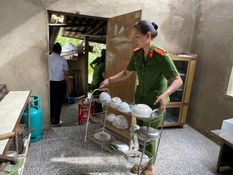Công an Hà Tĩnh giúp đỡ gia đình yếu thế bị ảnh hưởng bởi bão số 5. Ảnh Công an Hà Tĩnh.