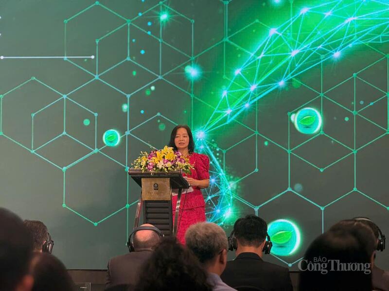 Bà Nguyễn Thị Lâm Giang, Cục trưởng Cục Đổi mới sáng tạo, Chuyển đổi xanh và Khuyến công phát biểu tại hội thảo. Ảnh: Quỳnh Trang