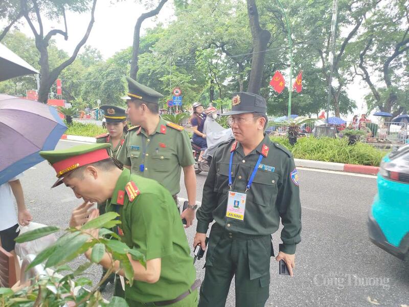 Đại tá Phạm Văn Hậu, Trưởng phòng Cảnh sát cơ động Công an TP. Hà Nội (cán bộ đeo thẻ) kiểm tra công tác bảo đảm an toàn trên đường Thanh Niên
