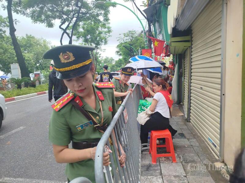 Cán bộ Công an kiểm tra, điều chỉnh lại hàng rào sắt