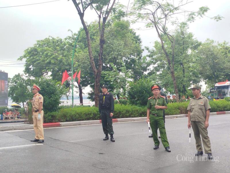 Lực lượng Công an, dân phòng làm nhiệm vụ điều tiết giao thông