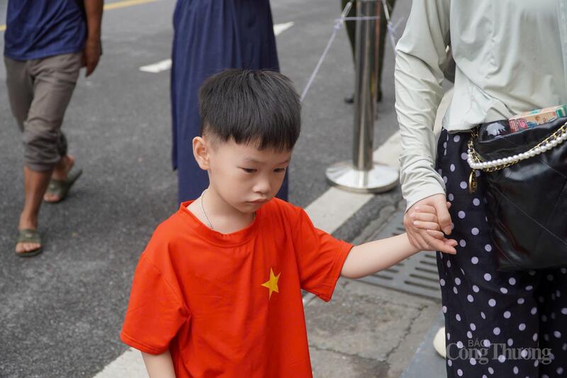 Em nhỏ cùng mẹ đi xem sơ duyệt.