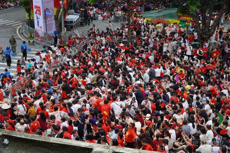 Ngã tư Tràng Tiền - Đinh Tiên Hoàng đông nghịt người