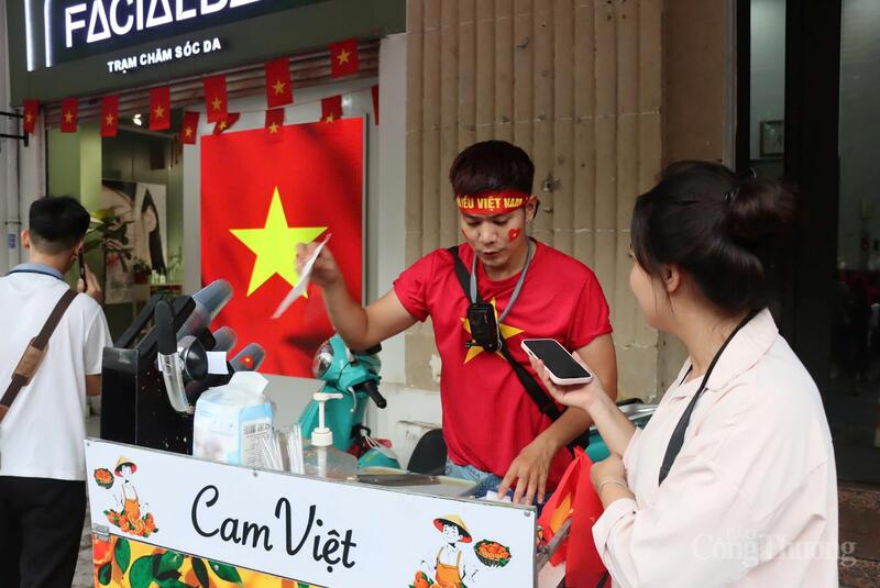 Chia sẻ với phóng viên Báo Công Thương, anh Ngọc Anh cho biết, bản thân muốn làm một điều gì đó có ý nghĩa trong ngày sơ duyệt này để hưởng ứng tinh thần của lễ diễu binh, diễu hành nên quyết định đặt 300 kg cam, làm ra những ly nước cam mát lạnh, nhiều dinh dưỡng cho người dân đi xem sơ duyệt