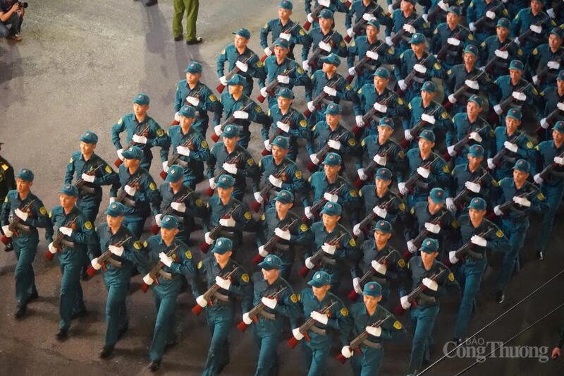 Người dân hò reo cuồng nhiệt đón đoàn diễu binh A80 buổi sơ duyệt - 12