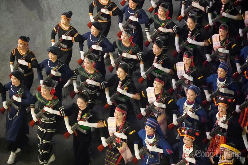 Người dân hò reo cuồng nhiệt đón đoàn diễu binh A80 buổi sơ duyệt - 13