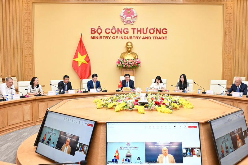 Toàn cảnh buổi điện đàm giữa Bộ trưởng Bộ Công Thương Nguyễn Hồng Diên và Bộ trưởng Bộ Ngoại giao Brazil Mauro Vieira.