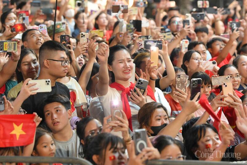 Trước khung cảnh hào hùng ấy, người dân không thể kìm lòng, ai nấy đều đưa điện thoại lên chụp lại giây phút đáng nhớ.