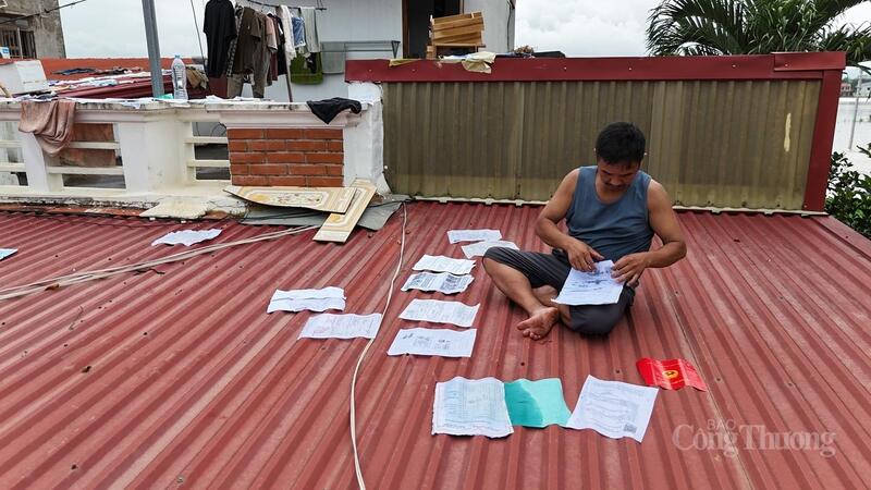 Nhiều giấy tờ quan trọng như sổ đỏ, hồ sơ đất đai bị ướt súng, rách làm nhiều mảnh
