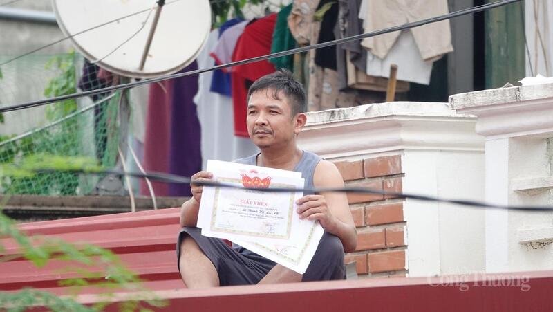 Bằng khen của con gái tuy không có giá trị về vật chất nhưng với a Cường lại vô cùng có giá trị về tinh thần