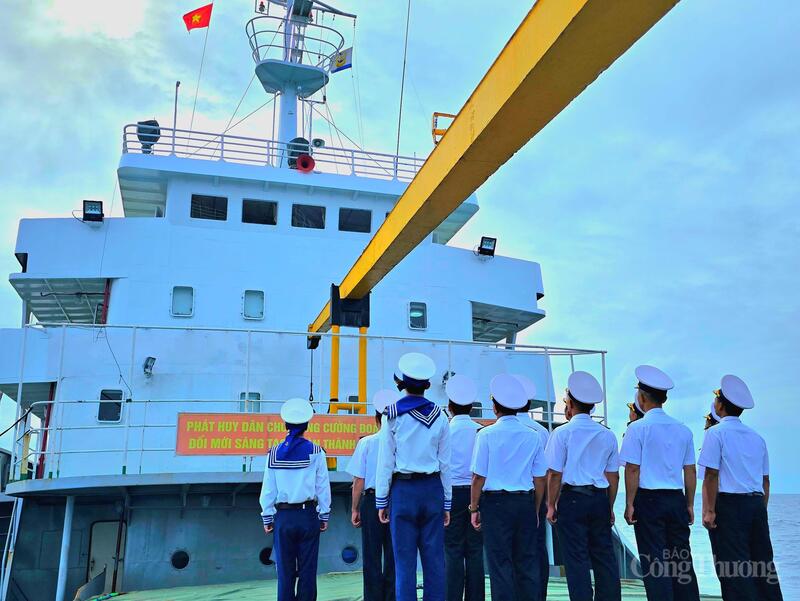 Chào cờ giữa biển khơi, trên những con tàu ngày đêm canh giữ, bảo vệ chủ quyền trên biển