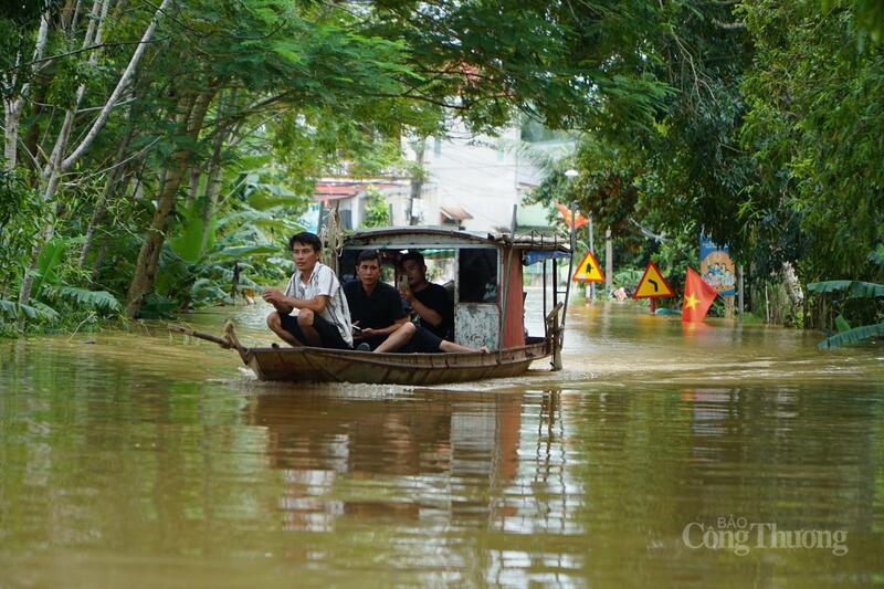 Người dân phải dùng thuyền để di lại giữa dòng nước