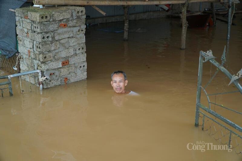 Nước ngập gần quá đầu một người dân