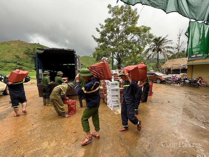 Sau đó, từng cán bộ, chiến sĩ sẽ di chuyển bộ, băng rừng, lội suối đưa tận tay người dân đang bị cô lập