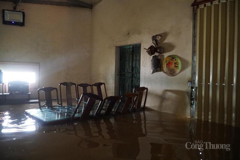 Bên trong nhà, nhiều đồ đạc ngập sâu do không thể di chuyển lên vị trí cao hơn