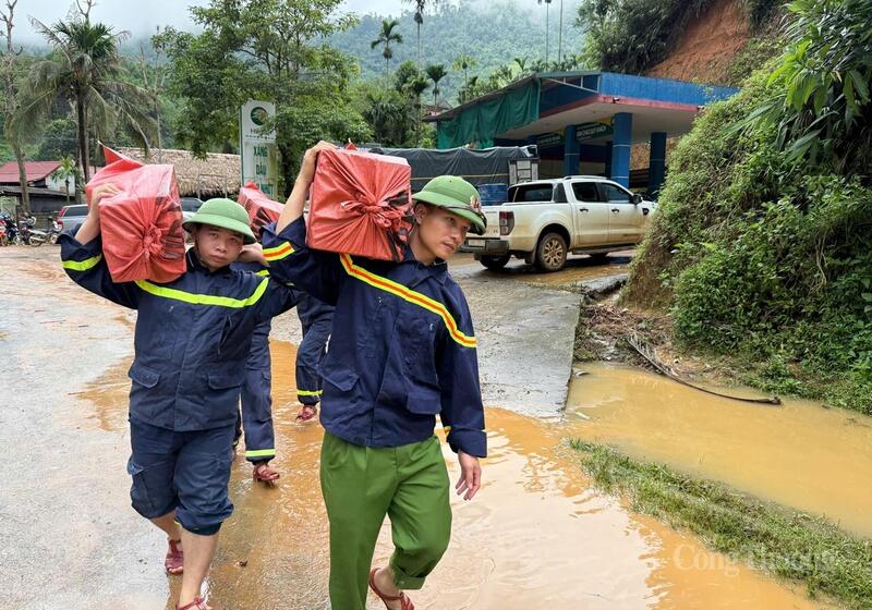 Do địa hình hiểm trở, Công an Thanh Hóa đã chia thành 3 mũi di chuyển khác nhau, đảm bảo người dân không bị đói