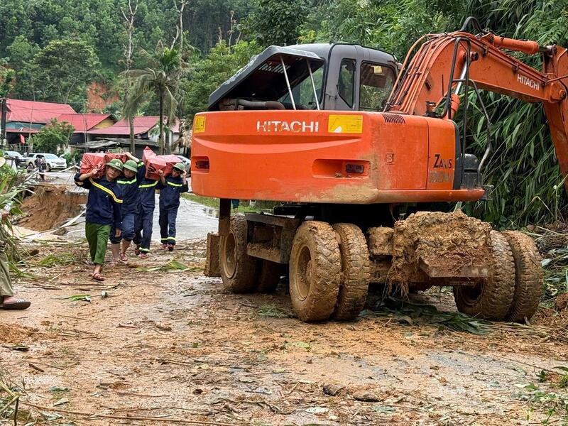 Hiện tại, một số tuyến đường vào các bản đang bị sạt lở nghiêm trọng