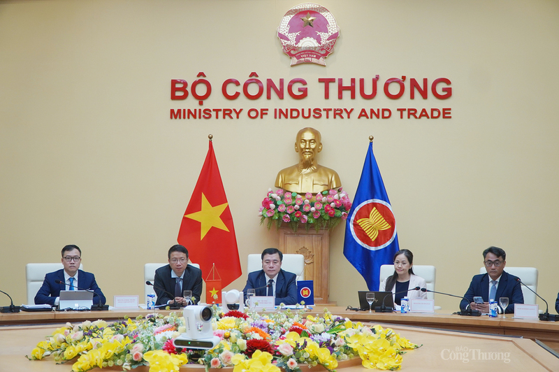 Thứ trưởng Nguyễn Sinh Nhật Tân tái khẳng định mong muốn thúc đẩy, sớm kết thúc đàm phán rà soát, nâng cấp Hiệp định AITIGA. Ảnh: Minh Trang