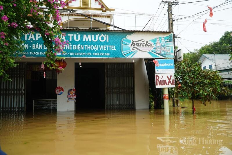 Giữa biển nước, người đàn ông bần thần bên tấm giấy khen ướt sũng của con gái - 15