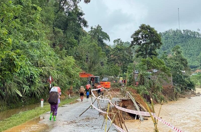 Hiện tại, công tác cứu hộ, cứu trợ đang được lực lượng chức năng khẩn trương triển khai, với tinh thần không để người dân bị đói, khát, thiếu lương thực, thực phẩm