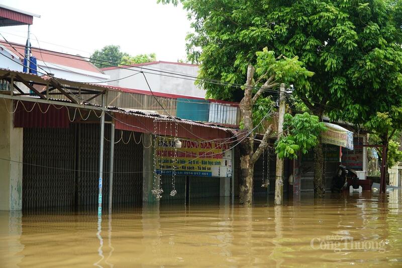 Giữa biển nước, người đàn ông bần thần bên tấm giấy khen ướt sũng của con gái - 16