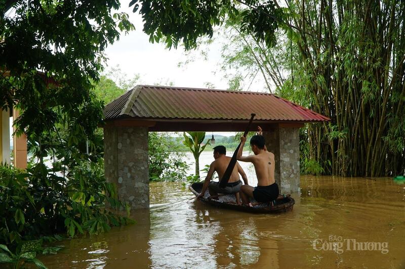 Hiện lực lượng chức năng đang triển khai các phương án để đảm bảo an toàn đê điều cũng như không để xảy ra thương vong về người