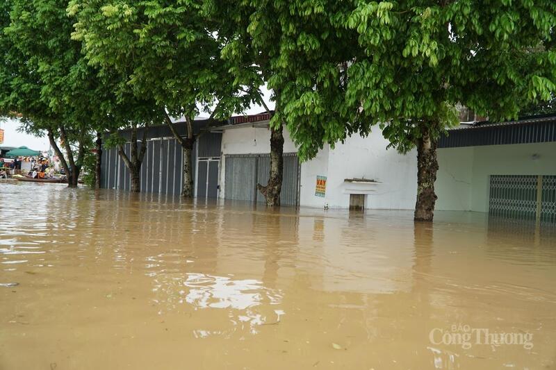 Cả khu dân cư chìm trong biển nước