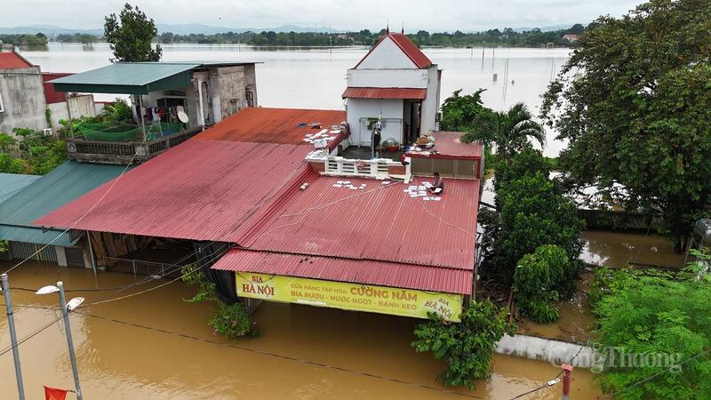 Nước lũ tràn qua đê, ập vào nhà dân trong đêm, nhiều người không kịp trở tay, nhiều nơi ngập sâu hơn 2m
