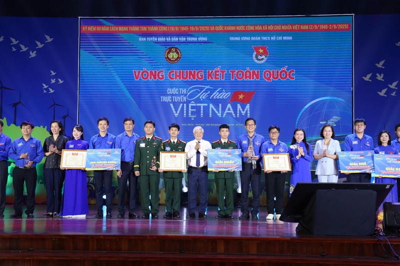 Chủ tịch Ủy ban Trung ương Mặt trận Tổ quốc Việt Nam Đỗ Văn Chiến và Bí thư thứ nhất Trung ương Đoàn TNCS Hồ Chí Minh tham dự chương trình trao tặng Bằng khen và giải thưởng các đội thi