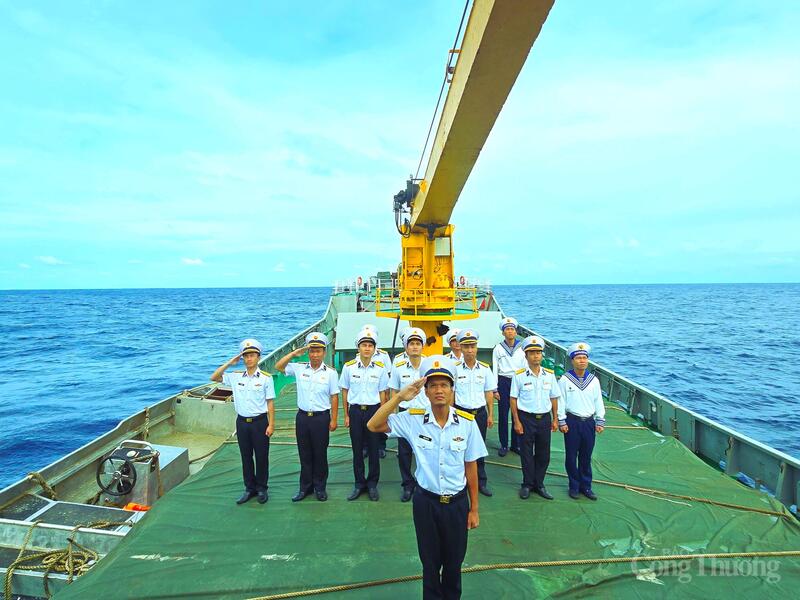 Cán bô, chiến sĩ hướng về Quốc kỳ, giây phút thiêng liêng trên biển