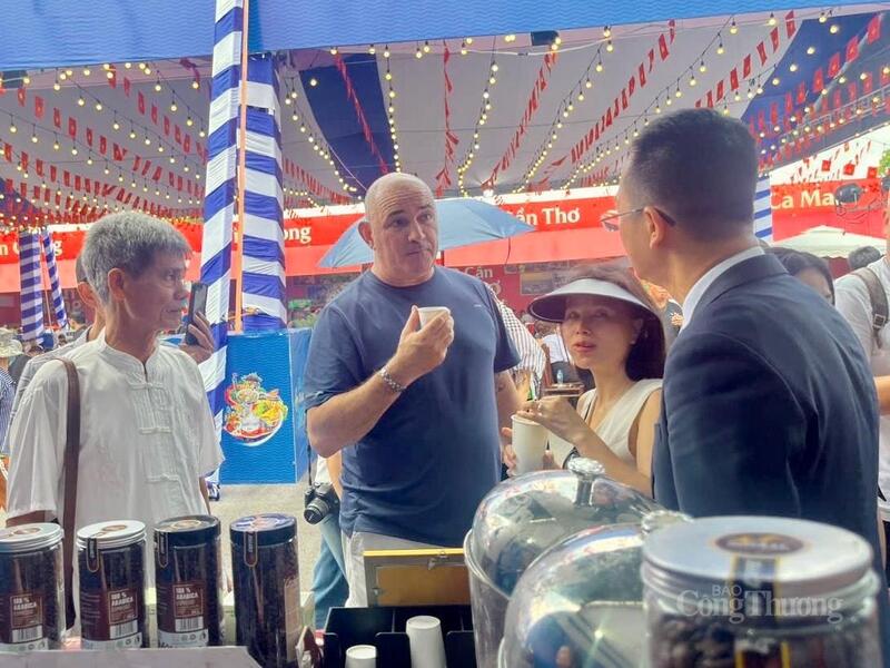 Du khách thưởng thức cà phê tại Khu trưng bày ẩm thực và các sản phẩm đặc trưng của tỉnh Điện Biên tại Triển lãm.