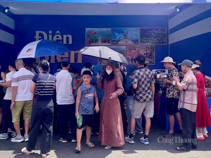Tại Triển lãm thành tựu 80 năm Ngày Quốc khánh, gian hàng ẩm thực và hàng loạt sản phẩm OCOP Điện Biên đã thu hút đông đảo người dân và du khách.