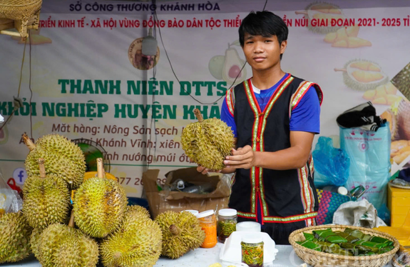 Thanh niên dân tộc Raglai tham gia trưng bày sản phẩm tại Phiên chợ triển lãm sản phẩm vùng dân tộc thiểu số và miền núi tỉnh Khánh Hòa. Ảnh: Đức Thảo