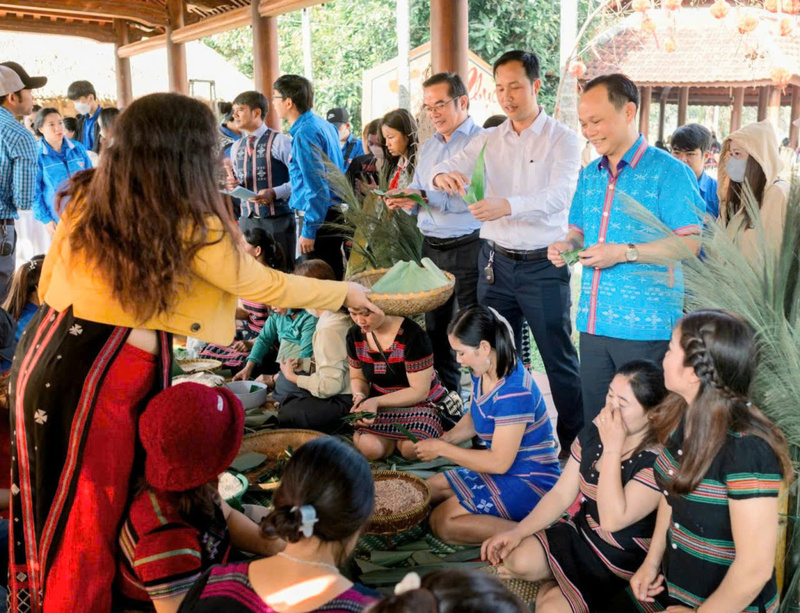 Phiên chợ là nơi giao lưu, trình diễn nét văn hoá, ẩm thực của người dân địa phương đến với du khách. Ảnh: Nguyễn Tuấn