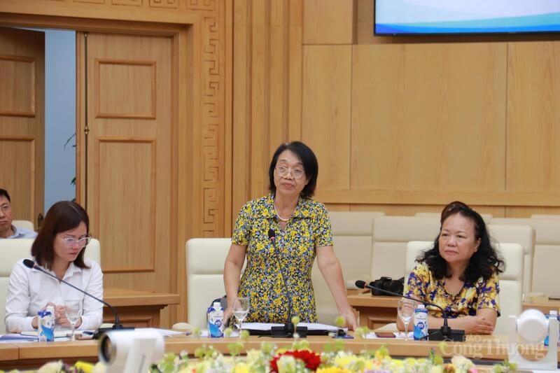 Bà Phạm Thị Ngọc - Phó Tổng thư ký Hiệp hội Sữa Việt Nam phát biểu tại hội thảo. Ảnh: Thanh Tuấn